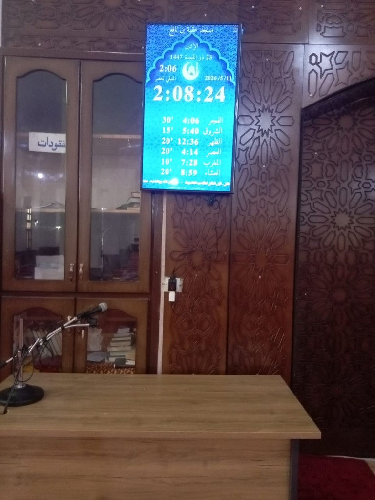 شاشة فوق المنبر تعرض المواقيت